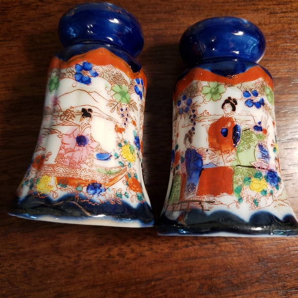 Vintage Handpainted Salt & Pepper Shaker Set - Picture 2 of 12